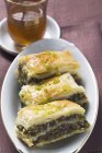 Pastelaria de Baklava com mel e pistache — Fotografia de Stock
