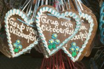 Closeup view of Lebkuchen hearts at Oktoberfest — Stock Photo