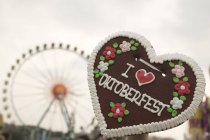 Closeup view of Lebkuchen heart with Ferris wheel on background — Stock Photo