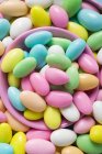Mandorle zuccherate con ciotola rosa — Foto stock