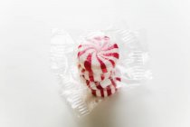 Rot-weiß gestreifte Pfefferminzen — Stockfoto