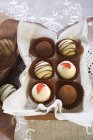 Selección de chocolates dulces - foto de stock