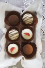 Вибір шоколадних цукерок в коробці — стокове фото