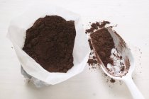 Kakaopulver im Beutel mit Schaufel — Stockfoto
