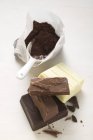 Cacao en polvo y trozos de chocolate - foto de stock