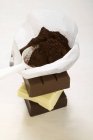 Какао-порошок і шматочки шоколаду — стокове фото