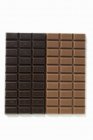 Chocolate negro y chocolate con leche - foto de stock