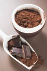 Schokolade und Kakaopulver in einer Kugel — Stockfoto