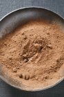 Порошок какао в миске — стоковое фото