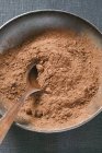 Какао-порошок у мисці — стокове фото