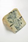Pedazo de queso azul - foto de stock