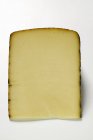 Morceau de fromage à pâte dure — Photo de stock