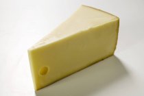 Pedaço de queijo duro — Fotografia de Stock