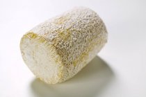 Козий сыр поверх белого — стоковое фото