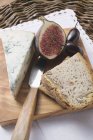 Голубой сыр с инжиром и оливками — стоковое фото