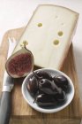 Käse mit Feigen und Oliven — Stockfoto