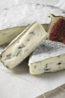 Синій сир з нарізаними шматочками — стокове фото