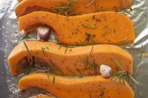 Fette di zucca con rosmarino e aglio — Foto stock