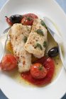 Filets de lotte aux tomates cerises et aux olives — Photo de stock