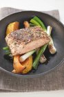 Филе жареного лосося на овощах — стоковое фото