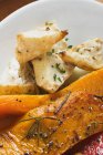 Жареные ломтики тыквы и кусочки сельдерея на белой тарелке — стоковое фото