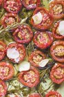 Nahaufnahme von oben Tomaten in Öl mit Knoblauch und Rosmarin — Stockfoto