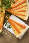 Tagliata di fetta di crostata di carote — Foto stock
