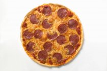 Pizza entera de pepperoni - foto de stock