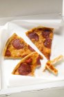 Três fatias de pizza de pepperoni — Fotografia de Stock