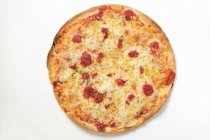 Піца на білому фоні — стокове фото