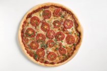 Pizza auf weißem Hintergrund — Stockfoto