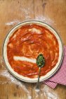 Pizzaboden mit Tomatensauce — Stockfoto