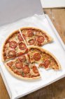 Томатная пицца с орегано — стоковое фото