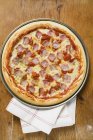 Pizza auf Pfanne über Tisch — Stockfoto