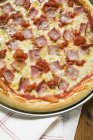 Пицца на сковороде с салфеткой — стоковое фото