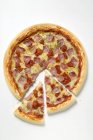 Pizza en rodajas en parte - foto de stock