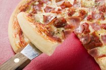 Pizza de queso y tomate - foto de stock