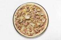 Unbaked tuna pizza — Stock Photo