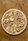 Pizza auf Holzboden — Stockfoto