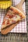 Pizza su server in legno — Foto stock
