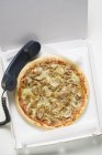 Pizza com telefone aparelho — Fotografia de Stock