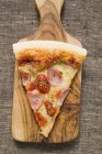 Pizza en servidor de madera - foto de stock