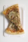 Zwei Scheiben Zwiebelpizza — Stockfoto