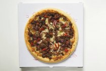 Pizza mit Käse auf Schachtel — Stockfoto