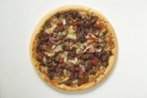 Pizza de cebolla con queso - foto de stock