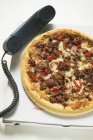 Pizza im Kasten mit Telefon — Stockfoto