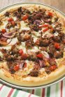 Мясо и луковая пицца — стоковое фото