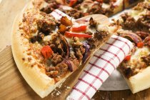 Hackfleisch und Zwiebelpizza — Stockfoto