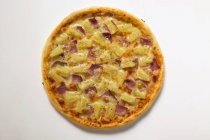 Гавайська піца з шинкою — стокове фото