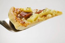 Гавайская пицца на сервере — стоковое фото